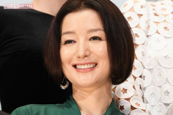 鈴木京香を献身サポートする“同棲中”の長谷川博己、病院で目撃された“深刻表情”の駆け込み姿(週刊女性PRIME)