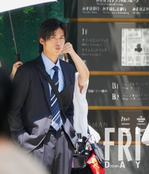 SnowMan・目黒蓮 凛々しすぎる素顔を発見撮！″窮地″ジャニーズ事務所の救世主になる！(FRIDAY)