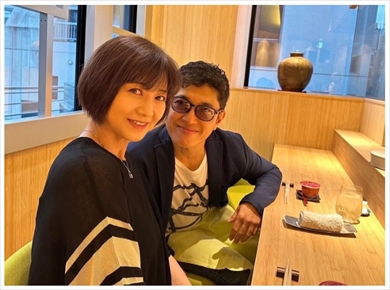 薬丸裕英、妻・石川秀美と結婚33周年のラブラブ夫婦ショット　“33本のバラ”をプレゼント「とても喜んでくれました」(ねとらぼ)