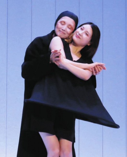 「ラブコールしただけある」“ママ”土屋太鳳のパフォーマンスを夏木マリ称賛…舞台『ピノキオの偉烈』(中日スポーツ)