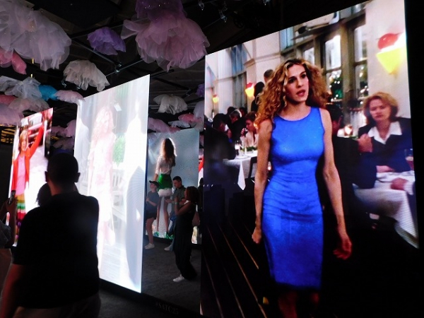 「セックス・アンド・ザ・シティ」放送開始25周年!ニューヨーク開催の展覧会に潜入取材(映画.com)