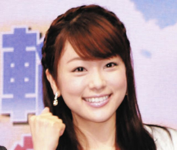 第2子妊娠中の元フジアナ本田朋子 おなかに手を添える白のマタニティーコーデ「アクセでおしゃれ楽しむ」(中日スポーツ)