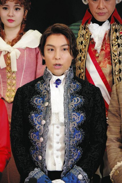 海宝直人主演の音楽劇『ダ・ポンテ』プレビュー公演が21日開幕 「色気がすごい」「お客さまもメロメロに」(中日スポーツ)