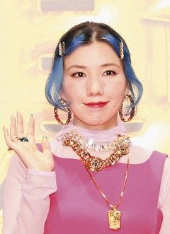 仲里依紗がやめられないものは…謎のピース&変顔「無の棒立ちでいいのに、なんかの記念写真みたいになる」(中日スポーツ)