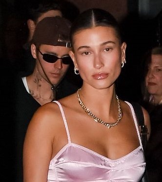 実写版『バービー』の影響!?　ヘイリー・ビーバー、夫ジャスティンとのデートは「ピンクルック」に夢中！(Harper’s BAZAAR（ハーパーズ バザー）)