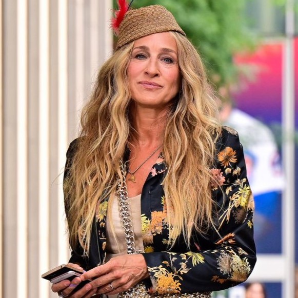 “年相応”にNO！『SATC』続編の衣装選びにまつわる、たった1つのルール(コスモポリタン)