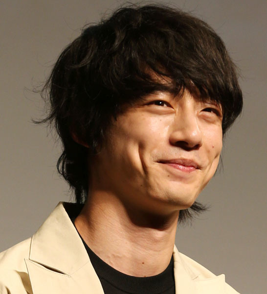 坂口健太郎の“塩ベビー顔”なら食傷知らず？ 日テレ異例の2クール連続主演でも無事完走なるか(日刊ゲンダイDIGITAL)