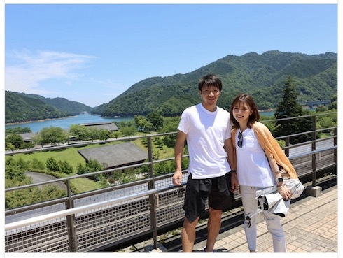 真野恵里菜、夫・柴崎岳選手とのレアな2ショット　1年ぶりの帰省で仲むつまじい姿「2人で日本に帰ってきてたんだね」(ねとらぼ)