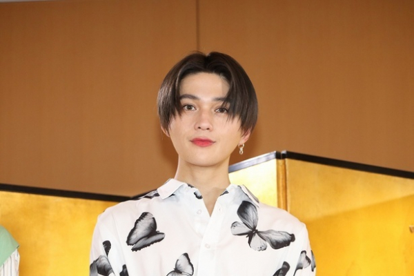 八木勇征、“ビジュ大爆発”の名刺を差し出すソロショットに「かっこよすぎる」の声＜ホスト相続しちゃいました＞(WEBザテレビジョン)