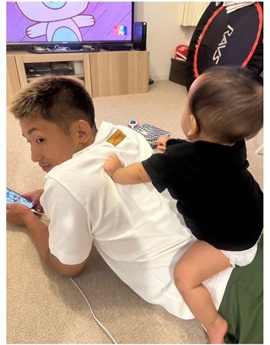 才賀紀左衛門のパートナー、息子が生後3カ月で別居を決めたと明かす　「悪影響を与える親だったらいないほうが……」(ねとらぼ)