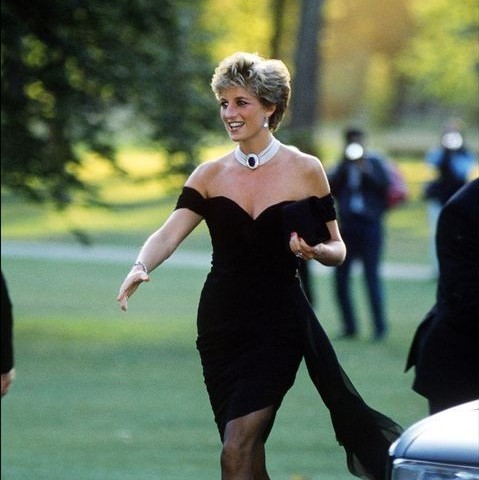 肩出し、ホルターネック…ダイアナ妃が「王室の掟に逆らった」大胆ドレスルック(25ans（ヴァンサンカン）)