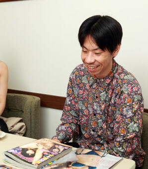 「俺めちゃくちゃ体硬いですよ」というラッパー・呂布カルマも実感！「９頭身軟体美女モデル」が教える「痛み消し体操」の驚きの効果(現代ビジネス)