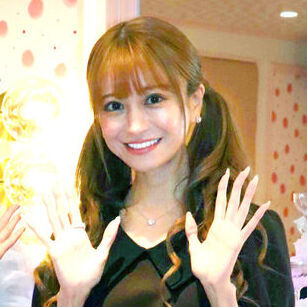 元伝説のキャバ嬢・愛沢えみり、「５億５０００万円」で即決！引退から４年「何で稼いでる？」(スポーツ報知)