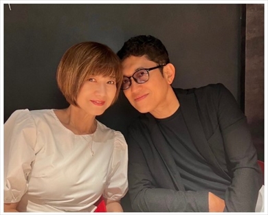 いつまでも美男美女! 薬丸裕英、妻・石川秀美の57歳誕生日にラブラブ夫婦ショット「家族でお祝いしました」(ねとらぼ)