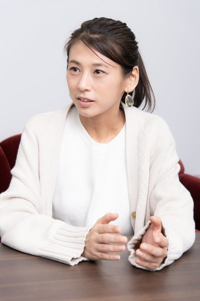 誹謗中傷の苦しみを激白…元アイドル小阪由佳さん「家族に矛先を向けられるのが一番つらかった」(双葉社 THE CHANGE)