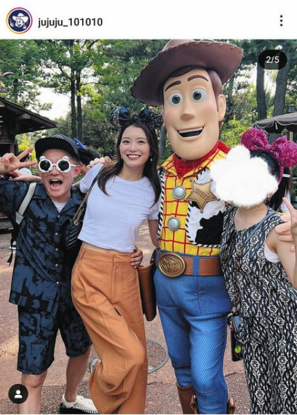 井戸田潤、再婚した妻と元妻の娘と３ショット　コメント欄に「素敵な家族の形」「良い関係なのですね」(中日スポーツ)