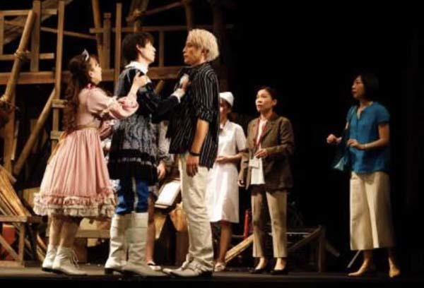 舞台「ダブルブッキング！」は前代未聞の2劇場同時公演 役者が2分間で劇場間を移動するスリリングな試み(日刊ゲンダイDIGITAL)