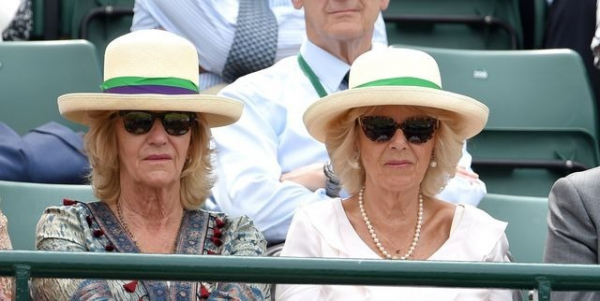 そっくりすぎてホラー? カミラ王妃と妹アナベル、激似の双子風アルバム(ELLE DIGITAL)