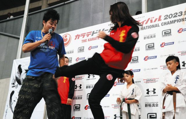 バッドボーイズ佐田正樹、ローキックに「痛っ~!」「ギブアップ!」“公開みそぎ” 不倫と隠し子発覚以来、初の公の場(中日スポーツ)