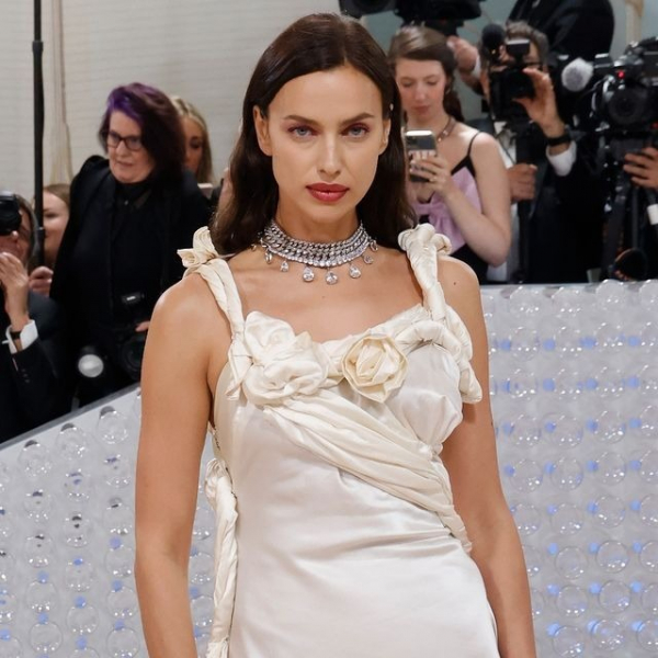 イリーナ・シェイク、ジゼルの元夫トム・ブレイディと交際報道　彼の家からすっぴんで朝帰り(ELLE DIGITAL)