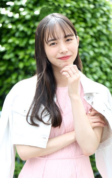 井桁弘恵「友達の前で号泣したこともありました」将来への不安を払拭できたのは「水着グラビア」と『仮面ライダーゼロワン』(双葉社 THE CHANGE)