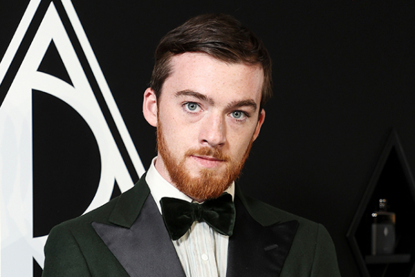 「EUPHORIA ユーフォリア」のスター、アンガス・クラウドが25歳で急逝 ゼンデイヤが追悼(映画.com)