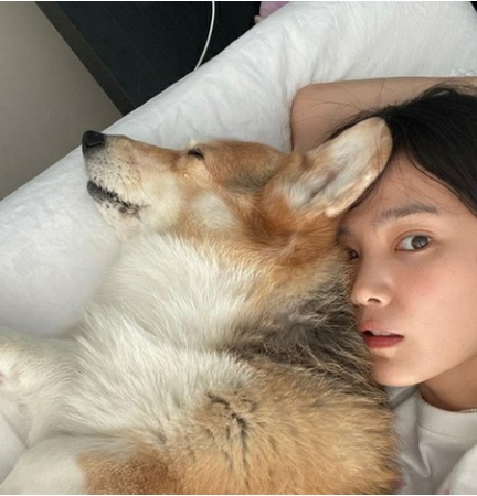女優ユン・スンア、愛犬とのツーショットを公開…「老犬と生きていくのは簡単ではない」(WoW!Korea)