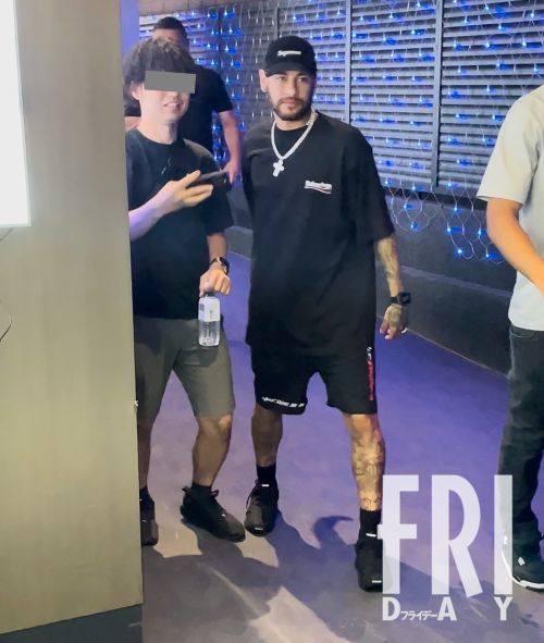 六本木でしゃぶしゃぶ、赤坂で焼き肉…パリSG・ネイマール 金髪美女たちと過ごした夜(FRIDAY)