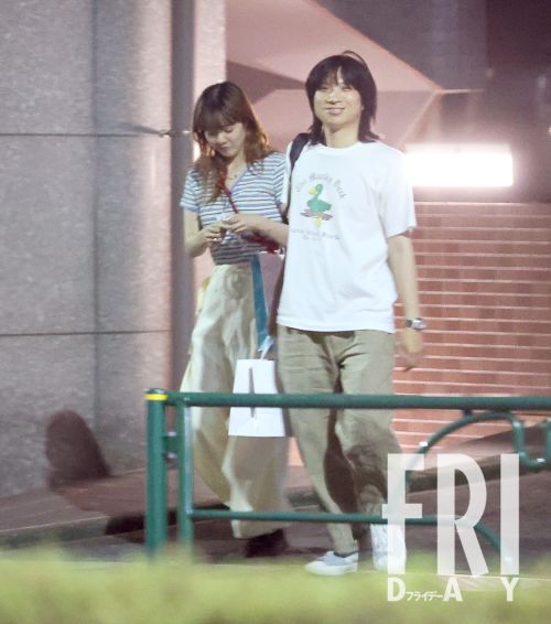 スクープ撮!あいみょん 恋人・尾崎世界観と「結婚秒読み」高級鮨屋デート!(FRIDAY)