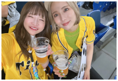 アイドル、ドーム観戦での“酒豪”っぷりにファン驚き　大量のカップ積み上げる姿に「食べ物だけじゃないんですね！」(ねとらぼ)