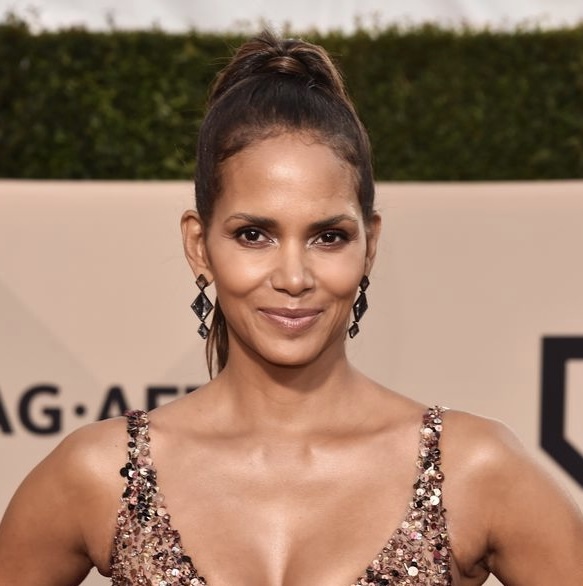 57歳とは思えない美ボディ！　ハル・ベリーが仕事と子育て、トレーニングを両立させる秘訣を明かす(Harper’s BAZAAR（ハーパーズ バザー）)