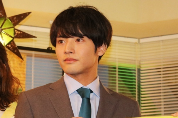 まるでプロポーズ…赤楚衛二、真剣なまな差しでイヤホンケースを“パカッ”愛らしい姿にファン歓喜<こっち向いてよ向井くん>(WEBザテレビジョン)