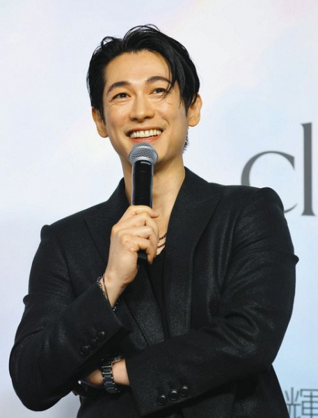 黒統一のシックなコーデで登場のディーン・フジオカ、美容について「健康が美につながっていく」(中日スポーツ)