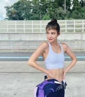 マギー、「レーシングスーツを半脱ぎ」で「真っ白な肌あらわ」な肉体美がヤバすぎる…「腹筋が美しい」「視線を奪われてしまいますね」の声続々(現代ビジネス)