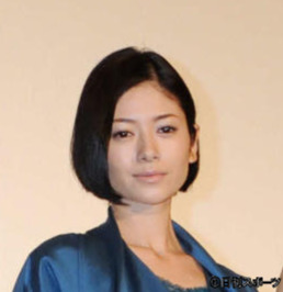 バツイチ真木よう子、事実婚の再婚相手がいることを真夜中に発表「突然の発表でごめんなさい」(日刊スポーツ)