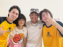 「こんなに応援された1日は人生初めて」ヒロミ、家族4ショットで感謝伝える 「まだまだ色んなことができる!」と意欲も(ねとらぼ)