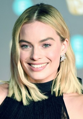 マーゴット・ロビーが夫と結婚式に参列！華やかな正装で周囲を魅了（Movie Walker）