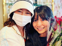 事実婚発表の真木よう子、“可愛いうちの子”の成人を20本のバラで祝福 ハグショットに反響「お二人とも可愛い」(ねとらぼ)
