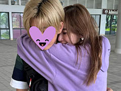 仁香、15歳息子の海外留学に涙「小さかった息子がかがんでハグ」　“臆測コメント”に苦言も「無理やり押し付けるようなご意見」(ねとらぼ)