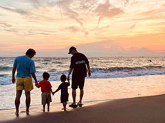 MAKIDAI＆ÜSA、幼い息子たちと海辺で激エモ集合ショット　EXILE初期メンの2人に「感慨深い」「こんな日が見れるなんて」(ねとらぼ)