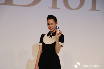 水原希子、美の秘訣は「ストレス溜めない」ディオール新アンバサダー就任（MusicVoice）