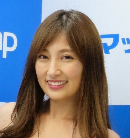 熊田曜子シャワールーム なまめかしい背中…アワアワのバックショット公開(中日スポーツ)