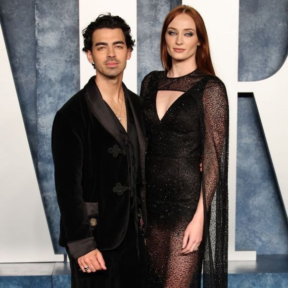 ジョー・ジョナス、離婚報道直後のステージに指輪をつけて登場　妻ソフィー・ターナーへのラブソングを歌う(ELLEgirl)