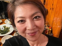 飯島直子、突然インスタに登場した仲良さげな男性にファン騒然　「誰、誰、だれ～??」「気になって眠れないです」(ねとらぼ)