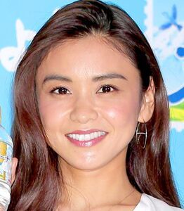滝沢眞規子、背伸びして次女の出国を見送る夫婦ショットに「ジーンとした」「親の愛を感じる」「シンクロ感」(スポーツ報知)
