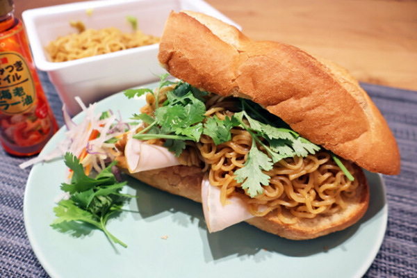 【ペヤン・ミー】トムヤム風味のペヤングをパンで挟んだ「アジアン焼きそばパン」！＜野島慎一郎のバカレシピ＞(週プレNEWS)