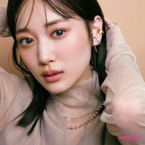 山下美月さん（乃木坂46） “赤み”をリンクさせた大人のワントーンメイクを披露(MAQUIA　ONLINE)