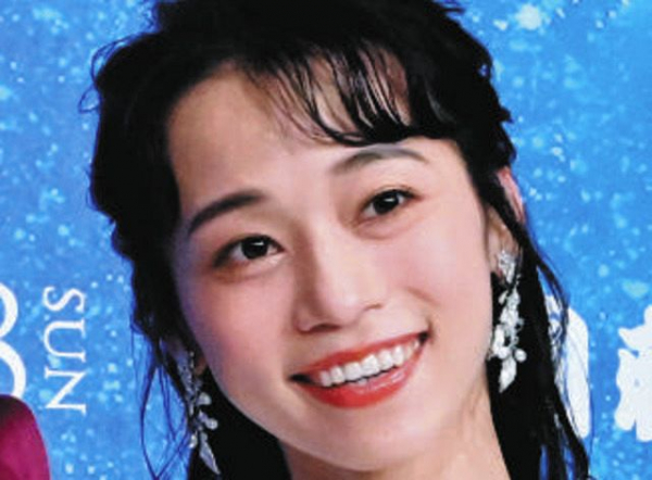 元宝塚雪組トップ娘役の真彩希帆、宝塚の脚本・演出家と結婚 「舞台芸術への愛を胸に夫婦仲良く歩んでいきたい」(中日スポーツ)