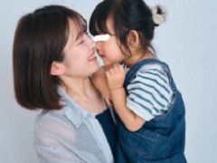 シンママの青木菜花、22歳で急逝した梶田冬磨さんの1周忌にブログ開設 娘との見つめ合いショットで「パパもお空で見守っていて」(ねとらぼ)