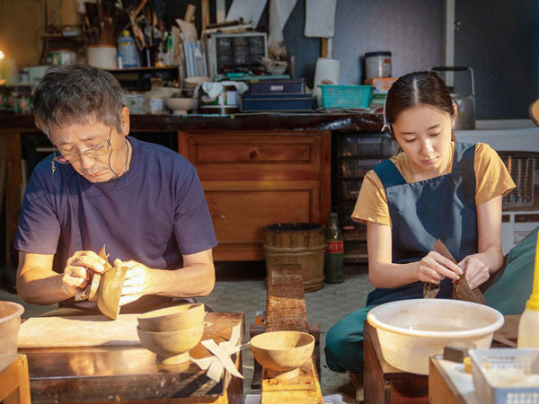 映画「バカ塗りの娘」をレビュー!伝統工芸を守る家族が直面する「今」の問題とは?(ハルメク365)